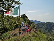 58 Panchina gigante presa d'assalto dai bambini di un gruppo di escursionisti
